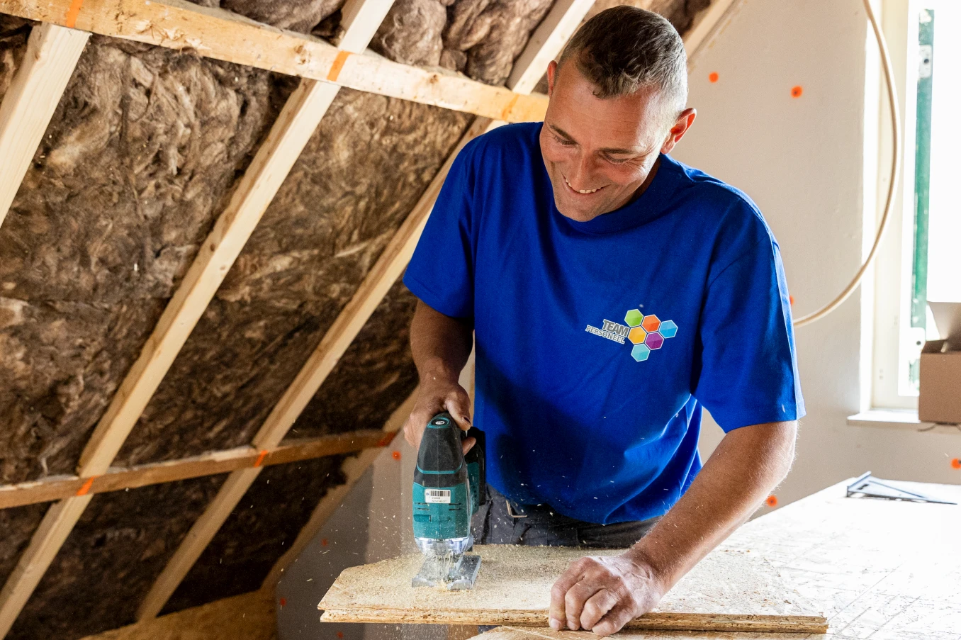 Timmerman van TEAM Personeel aan het werk op een bouwproject, gespecialiseerd in vacatures in Groningen, Friesland en Drenthe.